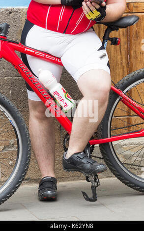 Männliche Freizeit Radfahrer tragen enganliegende Lycra. Stockfoto