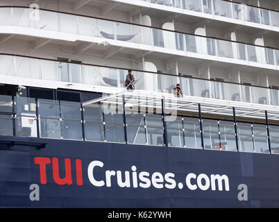 Crew putzt Kabinen im Hafen auf dem Kreuzfahrtschiff Mein Schiff 4. Stockfoto