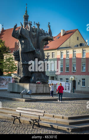 Bydgoszcz, Polen - August 2017: die Leute, die das Wahrzeichen Denkmal namens Pomnik Walki i Męczeństwa Ziemi Bydgoskiej Stockfoto