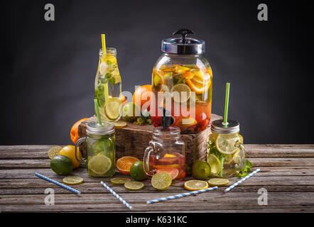 Eis-erfrischender Sommerdrink mit vielen verschiedenen Früchten Stockfoto