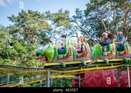 Solec Kujawski, Polen - August 2017: Caterpillar geformte Achterbahn Zug im Funpark in Dinosaur Park Stockfoto