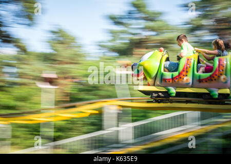 Solec Kujawski, Polen - August 2017: Caterpillar geformte Achterbahn Zug im Funpark in Dinosaur Park Stockfoto