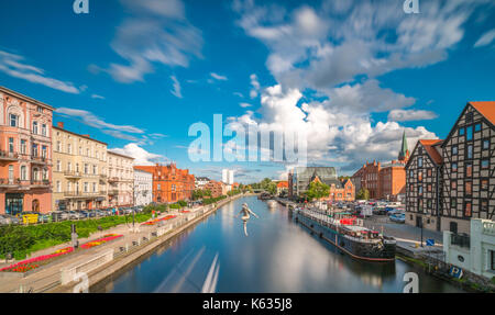 Bydgoszcz, Polen - August 2017: Der Seiltänzer Skulptur über den Fluss Brda Stockfoto