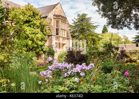 Vom 9. Juli 2017: Wells, Somerset, England, UK-Bischöfe Palast und die Gärten im Sommer. Stockfoto
