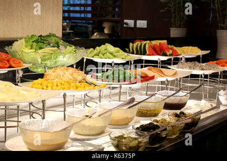 gesunde Ernährung, Gemüse-Salat-Bar am Büffet im restaurant Stockfoto