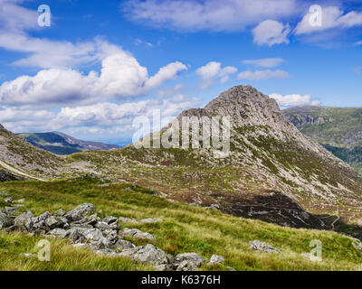 Tryfan, ein berühmter schwieriger Berg im Ogwen Valley und Teil der Glyders Range im Snowdonia National Park in Nordwales, Großbritannien, an einem schönen Sommertag Stockfoto