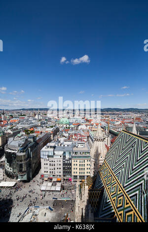 Stadt Wien von oben in Österreich, Hauptstadt Stadtbild mit Stephansplatz und auf dem Dach der St.-Stephans-Kirche Stockfoto