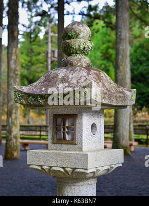 Stein Laterne an Okunoin Tempel in Koyasan, Wakayama, Japan. Koyasan ist der Ort der größten japanischen Friedhof. Stockfoto