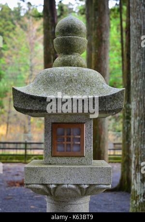 Stein Laterne an Okunoin Tempel in Koyasan, Wakayama, Japan. Koyasan ist der Ort der größten japanischen Friedhof. Stockfoto