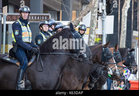 Bei einem friedlichen Protest in Sydney, New South Wales, im September 2017 für die Gleichstellung der Ehe die australische Polizei in einer Reihe aufstellen Stockfoto