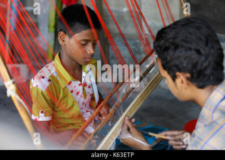 Artisan weben Jamdani saree auf die traditionellen handwebstühlen an Rupganj. Jamdani ist eine superfeine handgewebte Gewebe, das über Generationen von entwickelt hat Stockfoto
