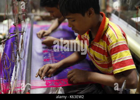 Artisan weben Jamdani saree auf die traditionellen handwebstühlen an Rupganj. Jamdani ist eine superfeine handgewebte Gewebe, das über Generationen von entwickelt hat Stockfoto