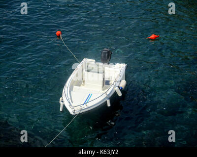 Kleines Motorboot im Wasser verankert Stockfoto