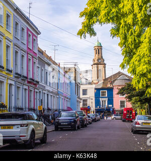 Mit Blick auf die bunten Eigenschaften in der Portabello Road, Notting Hill, London Stockfoto