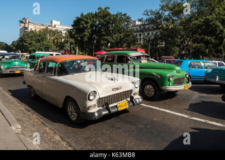 Havanna, - Januar 08, Reisen, Havanna, Kuba, Havanna Stadt. Im Bild: Zwei Oldtimer steht Seite an Seite. (Foto von Ulrich Roth) Stockfoto