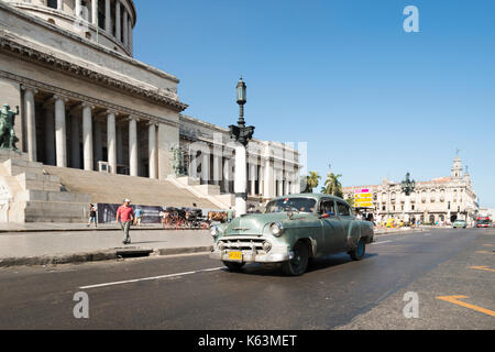Havanna, - Januar 08, Reisen, Havanna, Kuba, Havanna Stadt. Im Bild: Ein Oldtimer vor dem Capitol. (Foto von Ulrich Roth) Stockfoto