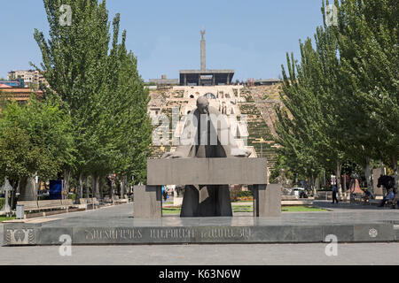 Statue von Alexander Tamanian, Architekt, am unteren Ende der Kaskade Museum für Kunst in Eriwan, Armenien. Stockfoto