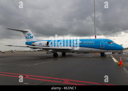 KLM Cityhopper Fokker 70 PH-KZL, am Amsterdamer Flughafen Schiphol. Stockfoto