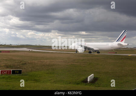 Air France Airbus A320, F-GKXA, taxying auf die Start- und Landebahn für den Abflug Ate Paris Charles De Gaulle Flughafen. Stockfoto