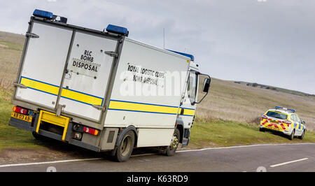 Royal Logistic Corps Bombenentschärfung team und Polizei an einem Südküste Schönheit Punkt nach der Entdeckung von alten Kampfmittel. Stockfoto