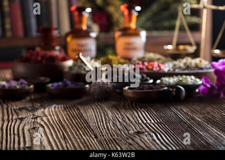 Holztisch, flache Tiefenschärfe. Chinesische Medizin Konzept. Makroaufnahme Stockfoto