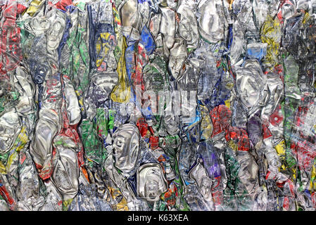 Full Frame recycling Konzept der zerquetschten Aluminiumdosen Stockfoto