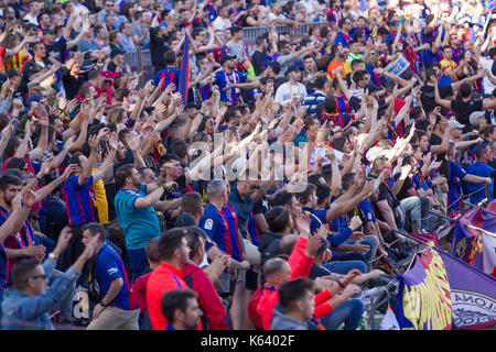 Barcelona Fans und Unterstützern feiern Ziel zählte - 6/5/17 Barcelona gegen Villarreal Fußball-Liga Match im Camp Nou, Barcelona. Stockfoto