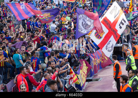 Barcelona Fans und Unterstützern feiern Ziel zählte - 6/5/17 Barcelona gegen Villarreal Fußball-Liga Match im Camp Nou, Barcelona. Stockfoto