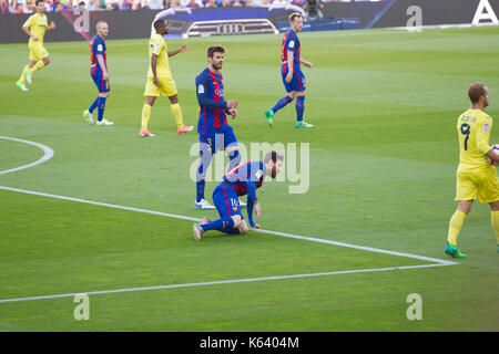 Leo Messi fällt nach angegangen wird im Strafraum - 6/5/17 Barcelona gegen Villarreal Fußball-Liga Match im Camp Nou, Barcelona. Stockfoto