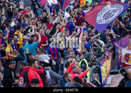 Barcelona Fans und Unterstützern feiern Ziel zählte - 6/5/17 Barcelona gegen Villarreal Fußball-Liga Match im Camp Nou, Barcelona. Stockfoto