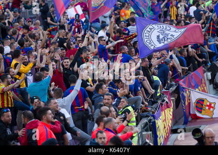 Barcelona Fans und Unterstützern feiern Ziel zählte - 6/5/17 Barcelona gegen Villarreal Fußball-Liga Match im Camp Nou, Barcelona. Stockfoto