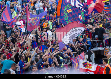 Barcelona Fans und Unterstützern feiern Ziel zählte - 6/5/17 Barcelona gegen Villarreal Fußball-Liga Match im Camp Nou, Barcelona. Stockfoto