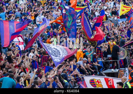 Barcelona Fans und Unterstützern feiern Ziel zählte - 6/5/17 Barcelona gegen Villarreal Fußball-Liga Match im Camp Nou, Barcelona. Stockfoto