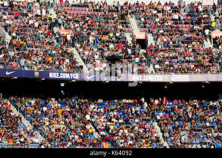 Massen von Anhängern und Fans - 6/5/17 Barcelona gegen Villarreal Fußball-Liga Match im Camp Nou, Barcelona. Stockfoto