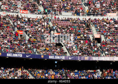 Massen von Anhängern und Fans - 6/5/17 Barcelona gegen Villarreal Fußball-Liga Match im Camp Nou, Barcelona. Stockfoto