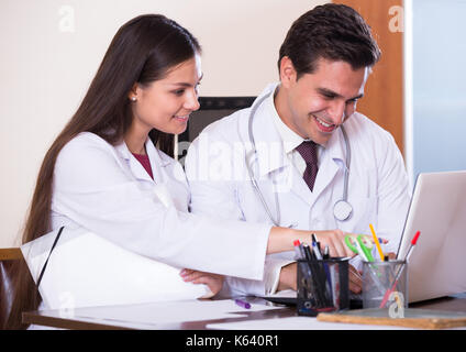 Fragen Intern Beratung von medizinischen Betreuer an der Klinik Rezeption Stockfoto