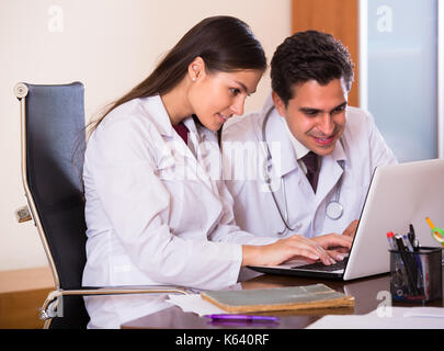 Junge intern fragen Beratung von medizinischen Betreuer an der Klinik der Rezeption. Fokus auf Frau Stockfoto