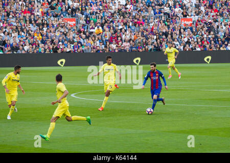 Leo Messi Angriffe mit Kugel - 6/5/17 Barcelona gegen Villarreal Fußball-Liga Match im Camp Nou, Barcelona. Stockfoto