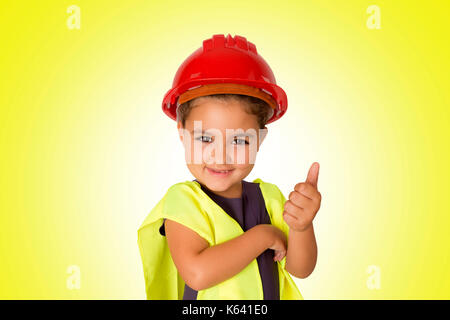 Schöne Mädchen gekleidet wie ein Arbeitnehmer im gelben Hintergrund. Studio gedreht. Stockfoto