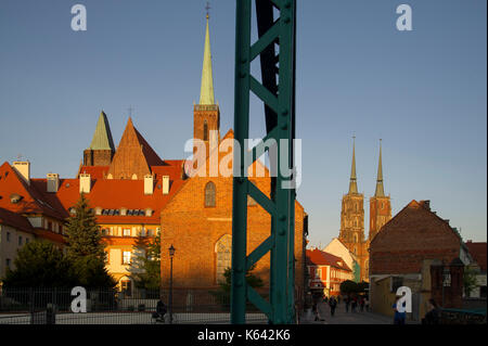 Die meisten Tumski (dominsel Brücke), Gotische kosciol Sw. Piotr ich Sw. Pawla (St. Peter und Paul Kirche), Gotische kolegiata Krzyza swietego ich Sw Bartlomieja Stockfoto