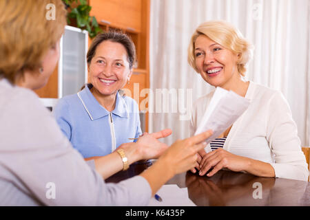 Gerne ältere Frauen die Beratung bei der Versicherung. Stockfoto