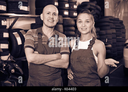 Portrait von zwei lächelnde froh, dass Arbeiter in Schutzkleidung Overalls im Auto Werkstatt Stockfoto