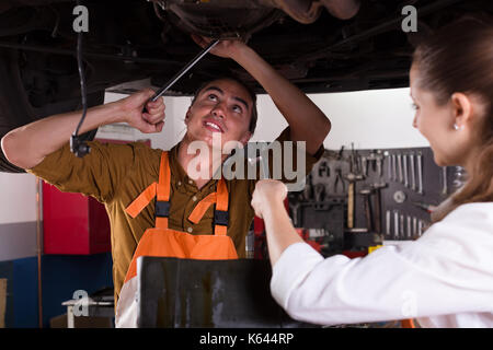 Auto Service Center crew Reparatur einer gebrochenen Auto garage Stockfoto