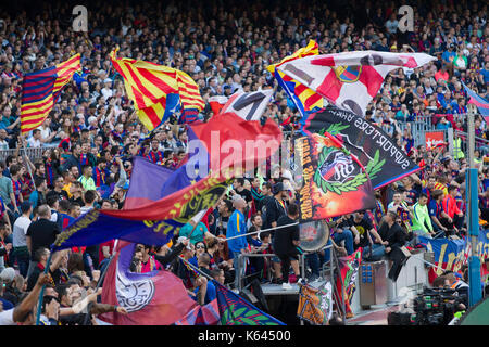 Barcelona Fans und Unterstützern feiern Ziel zählte - 6/5/17 Barcelona gegen Villarreal Fußball-Liga Match im Camp Nou, Barcelona. Stockfoto