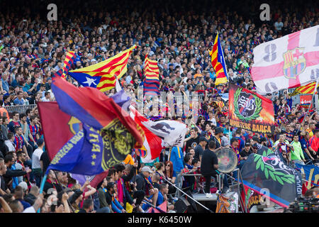 Barcelona Fans und Unterstützern feiern Ziel zählte - 6/5/17 Barcelona gegen Villarreal Fußball-Liga Match im Camp Nou, Barcelona. Stockfoto