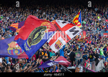 Barcelona Fans und Unterstützern feiern Ziel zählte - 6/5/17 Barcelona gegen Villarreal Fußball-Liga Match im Camp Nou, Barcelona. Stockfoto