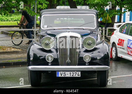 Daimler DE 27 Oldtimer auf der Anzeige zu Beginn der Riga nach Mykonos Gumball 3000 Rally, Riga, Lettland Stockfoto