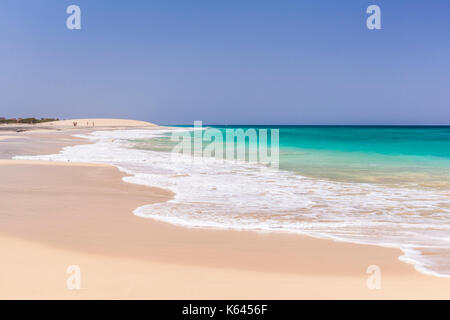 Kap Verde SAL leeren Strand-Szene - die Leere des weißen Sand und blaues Meer am Strand in der Nähe von Ponta Preta santa maria Insel Sal Kapverden Afrika Stockfoto