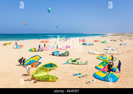 Kap VERDE-SAL-Kite-Surfer und Kite-Surfen am Kite-Beach, Costa da Fragata, Santa Maria, Sal, Kap Verde, Praia da Fragata, Afrika Stockfoto