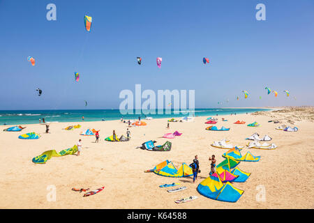 Kap VERDE-SAL-Kite-Surfer und Kite-Surfen am Kite-Beach, Costa da Fragata, Santa Maria, Sal, Kap Verde, Praia da Fragata, Afrika Stockfoto